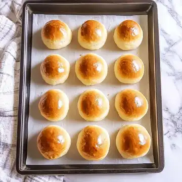 Panini al latte con il Bimby appena sfornati su teglia