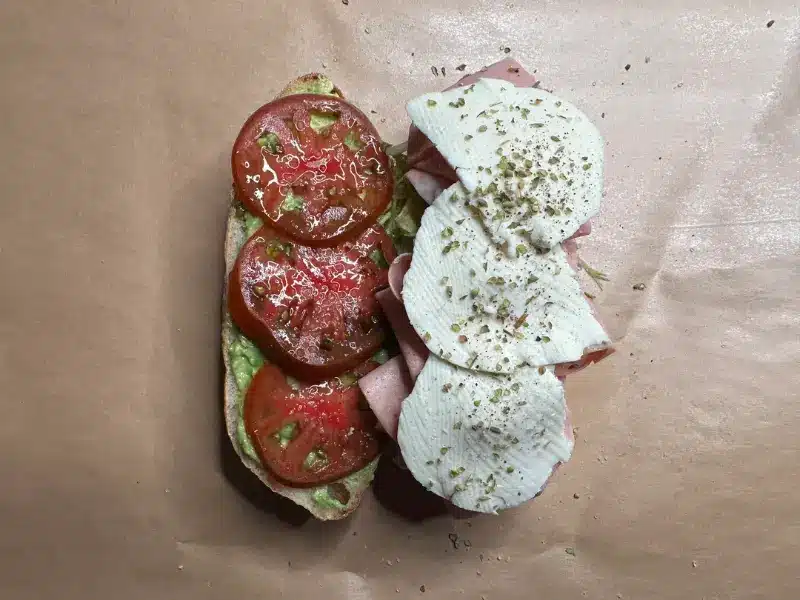 Panino con mortadella, pomodori e mozzarella in preparazione