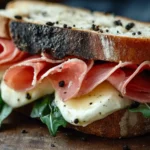 Panino con prosciutto crudo, rucola e formaggio