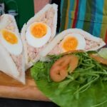 Tramezzino veneziano con tonno e uovo sodo su tagliere